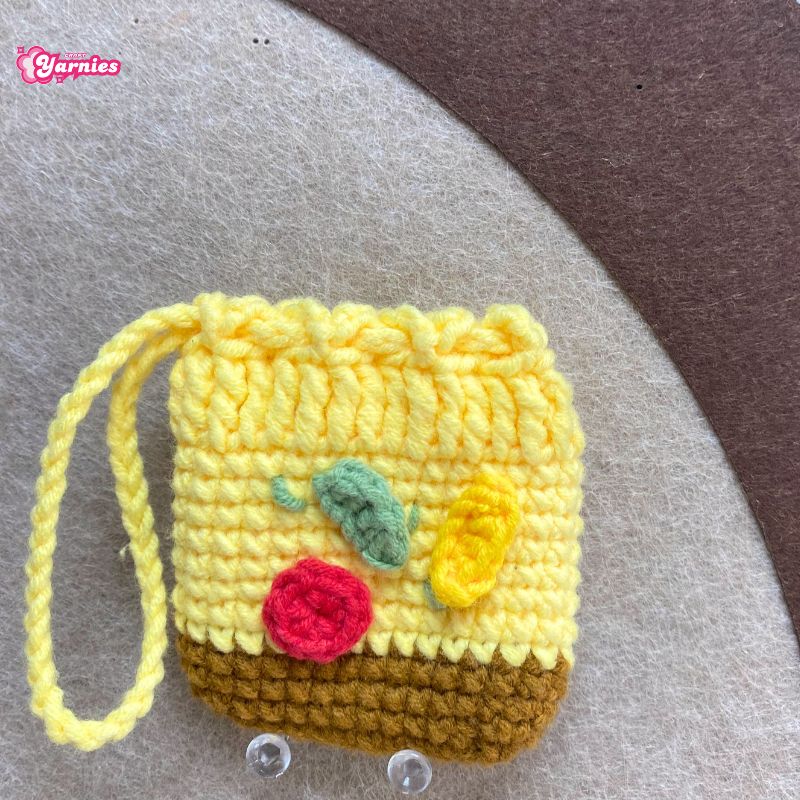 Hand-crocheted delicious pizza Bluetooth headphone bag